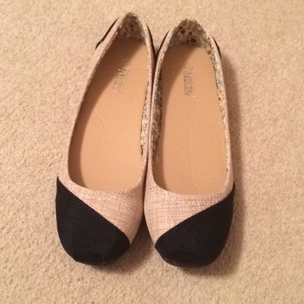 NWOT Black and Burlap Ballet Flats